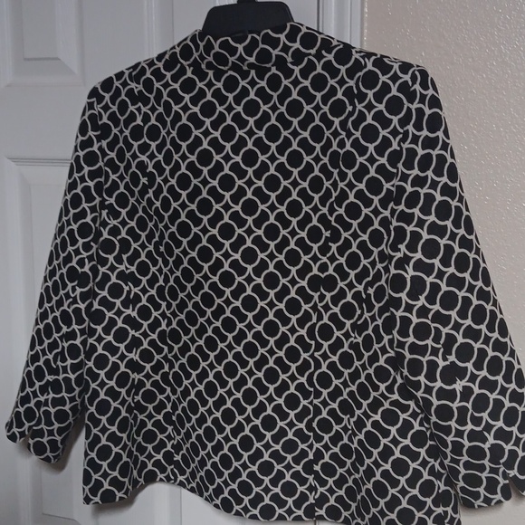 Ladies suit - Picture 2 of 6